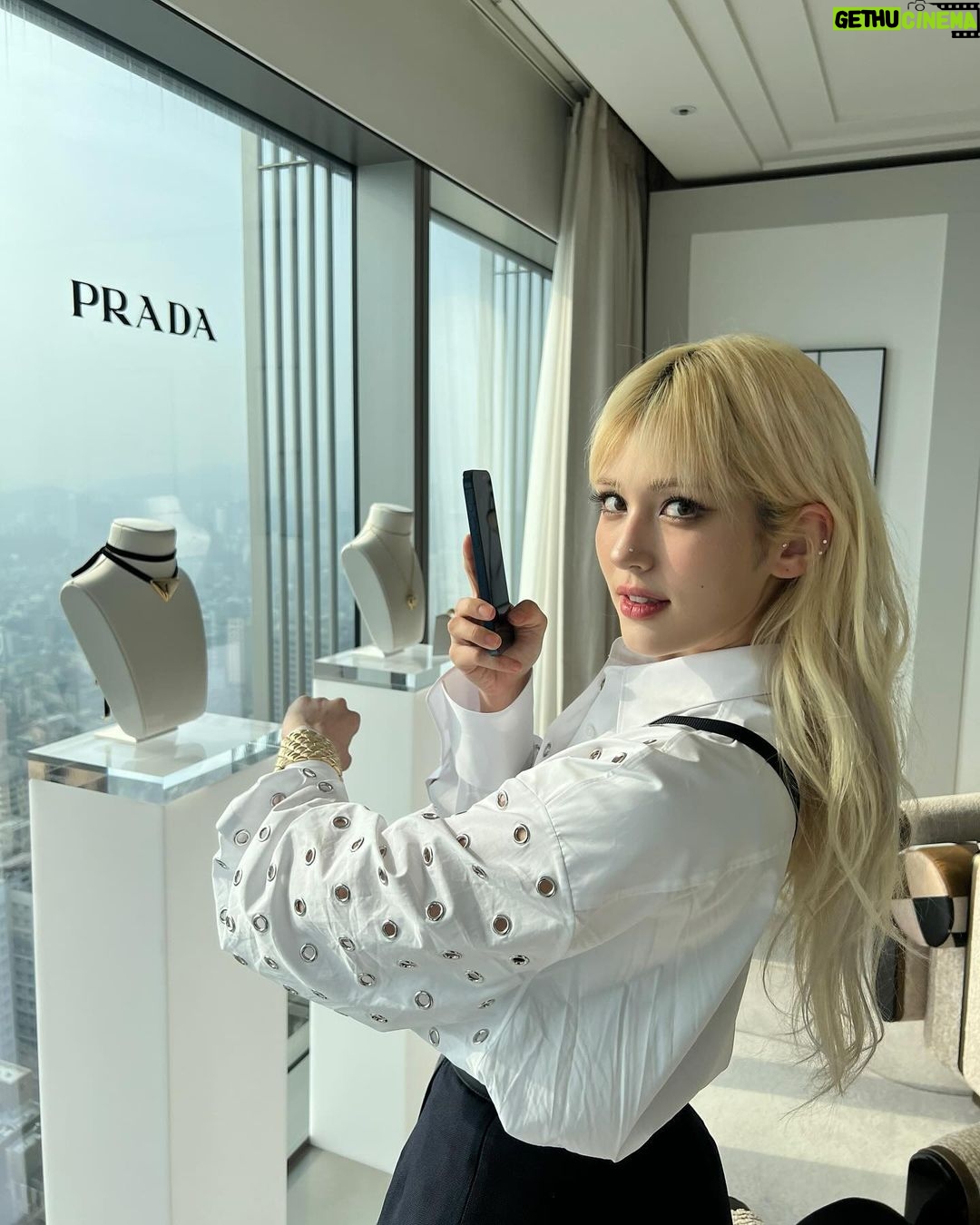 Jeon So-mi Instagram - Starting my day with #PradaEternalGold #PradaFineJewelry @prada