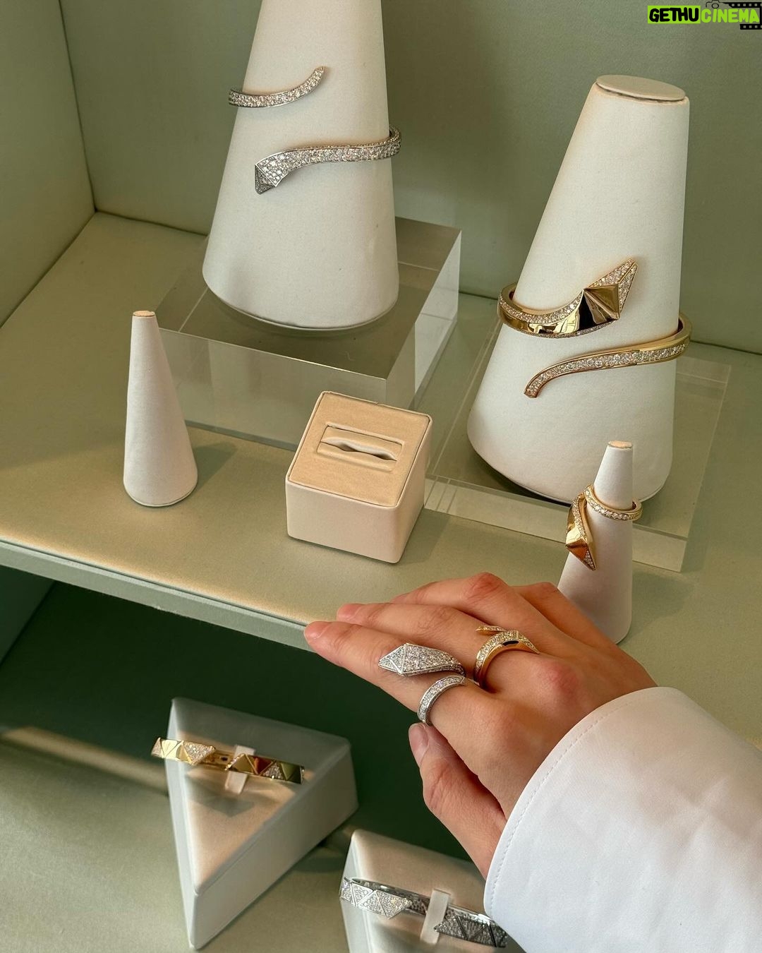 Jeon So-mi Instagram - Starting my day with #PradaEternalGold #PradaFineJewelry @prada