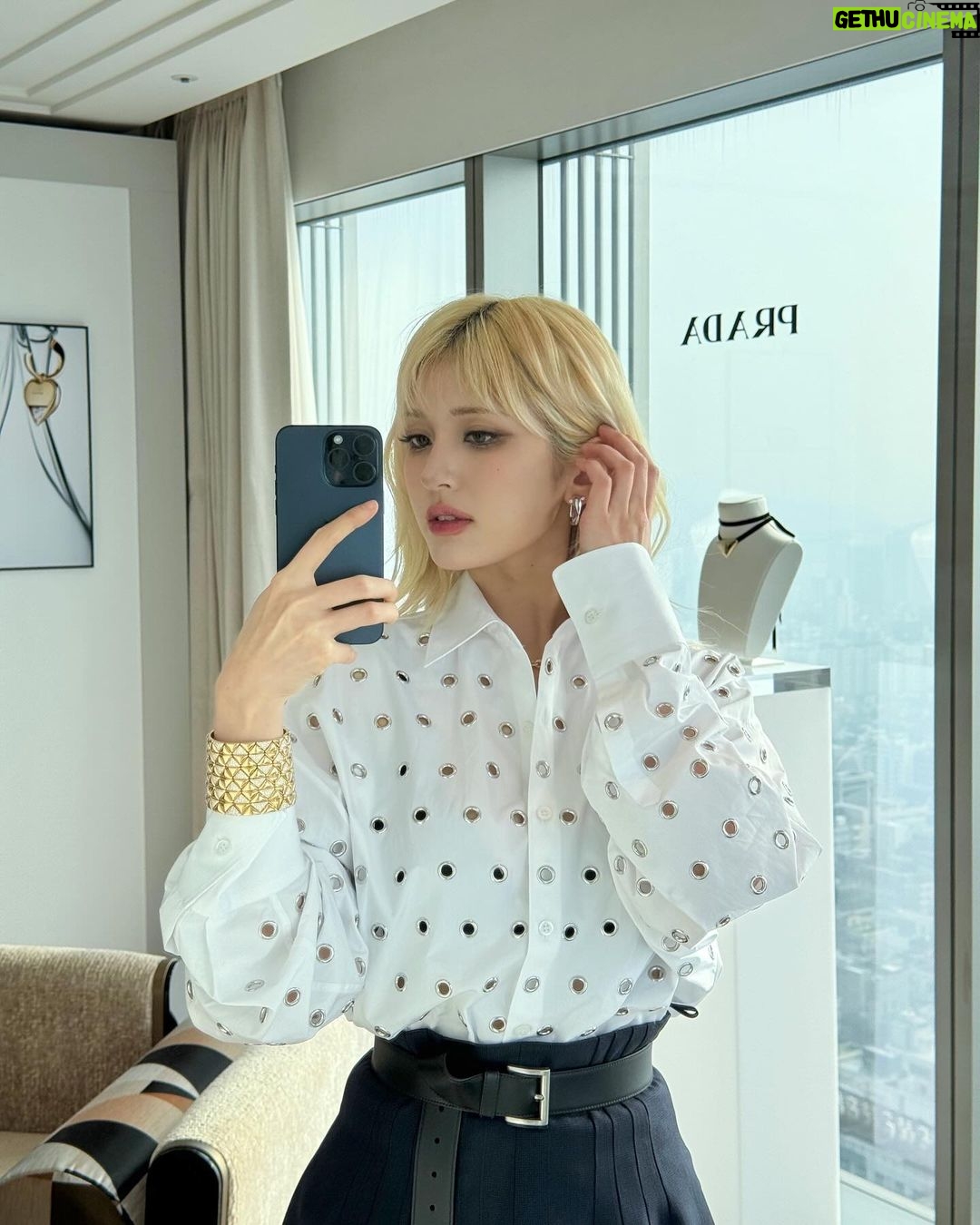 Jeon So-mi Instagram - Starting my day with #PradaEternalGold #PradaFineJewelry @prada