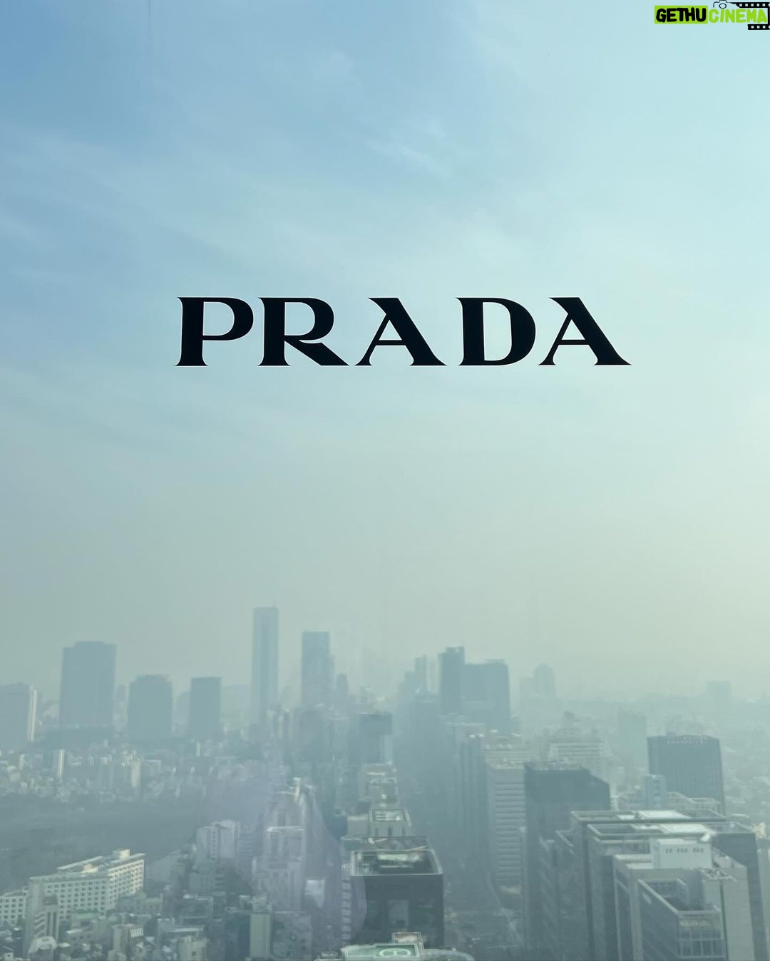 Jeon So-mi Instagram - Starting my day with #PradaEternalGold #PradaFineJewelry @prada