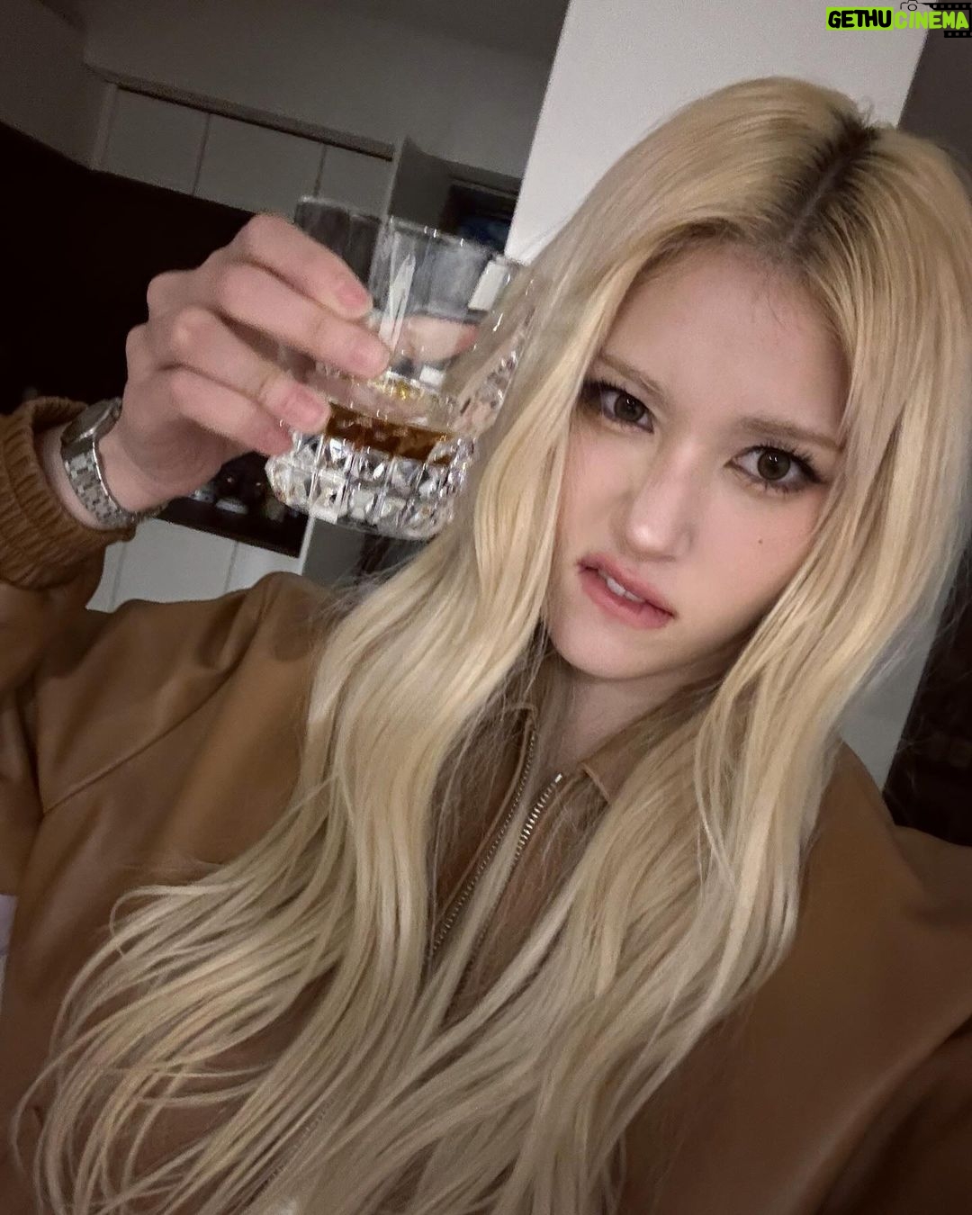 Jeon So-mi Instagram - Cheers to car selfies