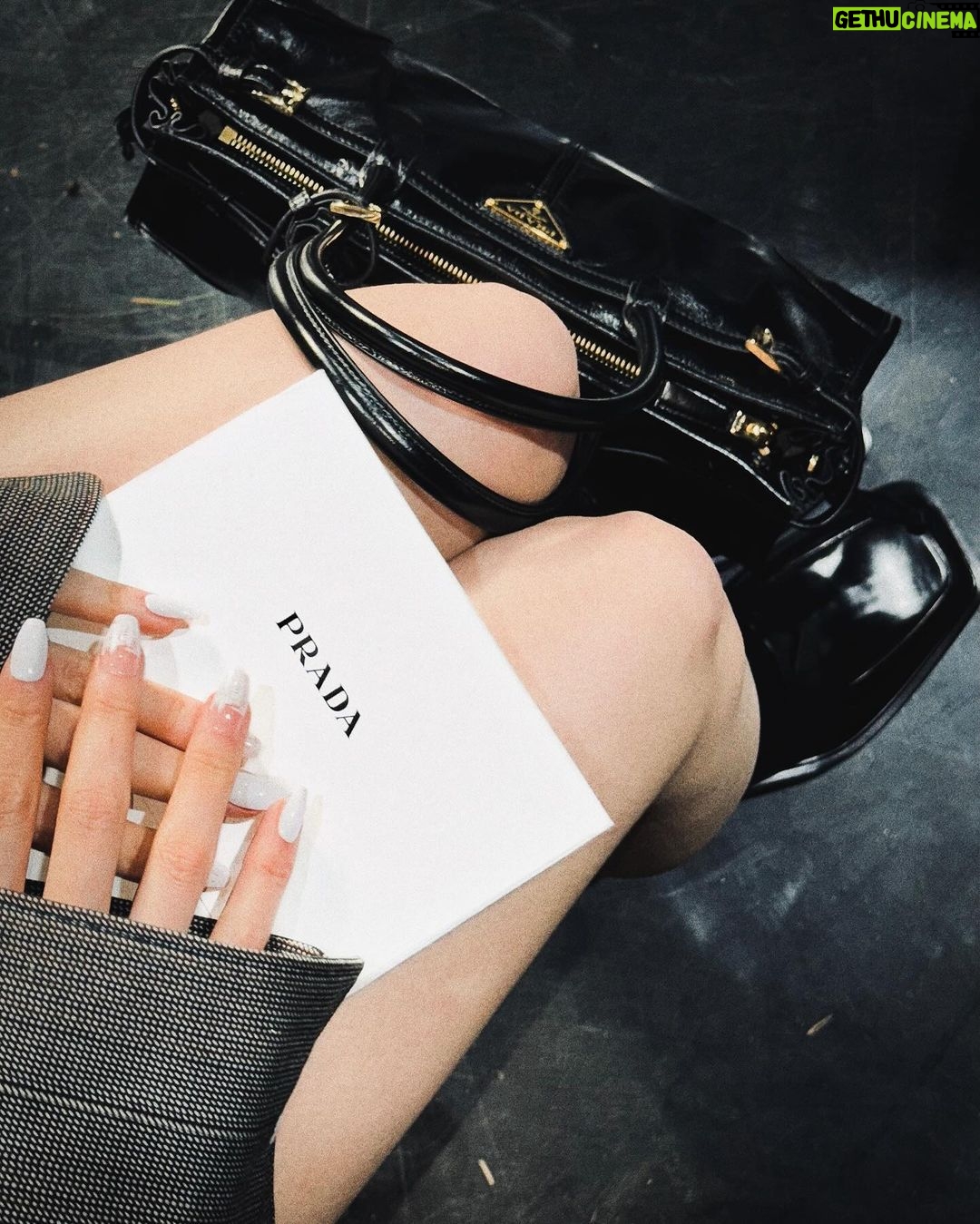 Jeon So-mi Instagram - @prada #PradaFW24 Miuccia Prada and Raf Simons Prada FW24 mens collection.Tonight 10pm (kst) at PRADA.com πͺΊ λ―Έμ°μΉμ νλΌλ€μ λΌν μλͺ¬μ€κ° ν¨κ»νλ νλΌλ€ FW24 λ¨μ±λ³΅ 컬λ μ
, 2024λ
1μ 14μΌ μ€λ μ€ν 10μ νλΌλ€ λ·μ»΄μμ ν¨κ» νμΈμ.