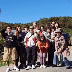 Jeong Tae-woo Instagram - 날씨 조오코...🍁

미국에서 오신 고모와 작은엄마
그리고 우리 대가족 #주말나들이 #saturday