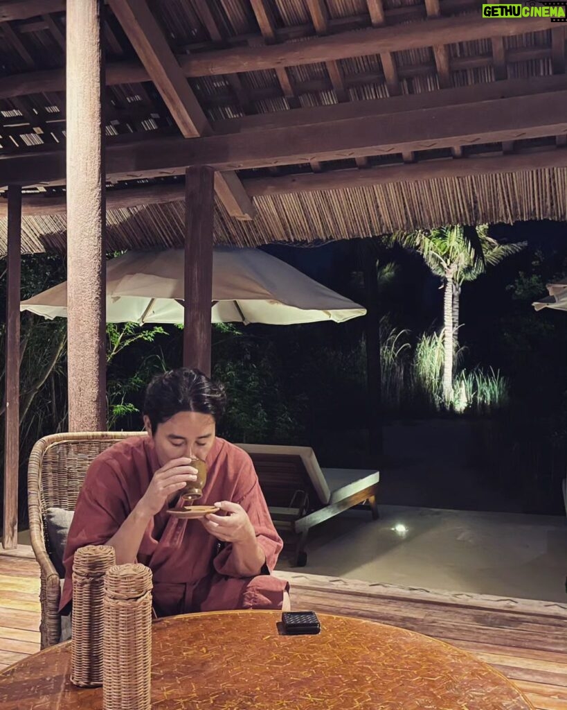 Jeong Tae-woo Instagram - 외부의 세계와는 단절된... 정말 로맨틱하면서도 아늑한 공간. 아직 잘 알려지지 않은 보석같은 곳. @zannierhotels #퀴논 #자니에르바이산호