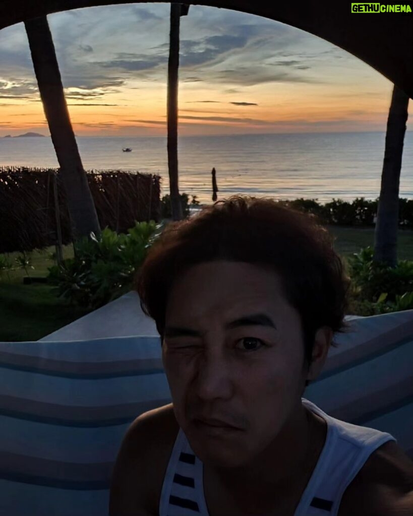 Jeong Tae-woo Instagram - 아침 노을 시차로 인한 새벽기상 5:20 am 나의 발에 너의 발을 포개고 🎶 #나트랑 #퓨전리조트 #아침노을맛집☀️
