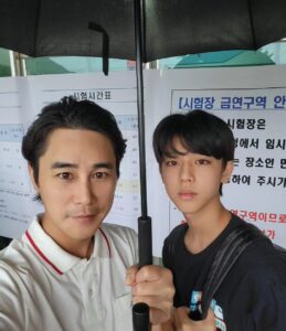 Jeong Tae-woo Instagram - 지난번엔 내가 더 엄청 긴장했었는데.. 이번엔 두번째라 그런지 1만 떨린다 😆 잘하리라 믿는다 아들 화이팅!! #중등검정고시 #수험생여러분화이팅
