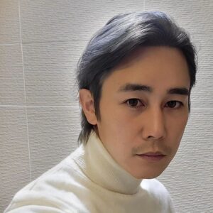 Jeong Tae-woo Instagram - 여러모로 몸과 마음이 좋지 않았다.
힘들고 지치고 외롭고 속상하고

여자들이 기분이 좋지 않을 때
염색을 한다는 이유가 이 때문이구나.

기분이가 아주 좋아졌다. #Gray 😊