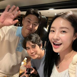 Jeong Tae-woo Instagram - #악마들 #시사회

귀화형이 중심을 잡아주고
승환이형이 미친 임팩트를 주고
대환이형의 밀고 당김의 여운과
장동윤의 새로운 변신
한국판 페이스오프 '악마들' 

간만에 우리 라이어팀과의 즐거운 
영화관람 시간이었음.👍

#장동윤 #오대환 #최귀화 #신승환