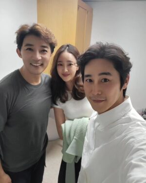 Jeong Tae-woo Instagram - 이 세상도 바꿀 수 있겠구나..

광산회사의 횡포에 맞서는 노동자들의 투쟁을 그린 작품 
#뮤지컬 #할란카운티

🎶어두운 터널 지나면 밝은 세상올까
우리 살아갈 세상 정의로운 세상🎶

마지막 커튼콜 노래에선 가슴이 정말 뭉클해지네요. 
우리 아이들에겐 정의로운 세상을 남겨주고 싶습니다~

@steelajw6796
좋은작품 보여주셔서 감사해요형🙈
