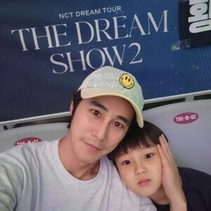 Jeong Tae-woo Instagram - NCT DREAM TOUR

아이둘 데리고 아이돌 콘서트

내가 따라 부를 수 있는 노래는 
요거 하나 -캔디-

너희들이 즐겁다면 난 기쁘다 😄

#nctdream #고척스카이돔 #시즈니
너무나 질서정연한 팬문화에 다시 한번 놀람 🤩