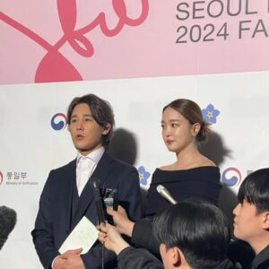 Jeong Tae-woo Instagram - 물망초의 꽃말은..'나를 잊지 말아요'

통일부의 초대로
잊혀져 가고있는 납북자와 억류자, 국군포로들과
그 가족들의 아픔을 함께하는 뜻깊은 자리에 함께했습니다.

억류된 목사님 부인의 편지를 읽고는 
울컥해서 눈물이 쏟아질까봐 
저희 부부는 끝까지 읽을 수가 없었습니다.
생사도 모른채 하염없이 기다리는 가족분들을 위로합니다.

북한에 억류된 대한민국 국민들의 빠른 송환을 위해
그리고 그들이 우리의 기억속에 잊혀지지 않게
마음을 모아주시고 기도 부탁드립니다.

Grace Mercy Peace

#통일부 #문승현차관님
#서울패션위크 #이성동디자이너
