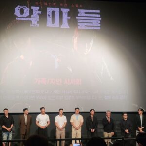 Jeong Tae-woo Instagram - #악마들 #시사회

귀화형이 중심을 잡아주고
승환이형이 미친 임팩트를 주고
대환이형의 밀고 당김의 여운과
장동윤의 새로운 변신
한국판 페이스오프 '악마들' 

간만에 우리 라이어팀과의 즐거운 
영화관람 시간이었음.👍

#장동윤 #오대환 #최귀화 #신승환