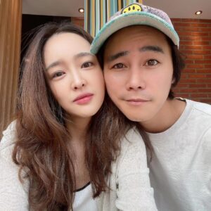 Jeong Tae-woo Instagram - 보고싶었다 짝꿍아 💕 오늘은 교회 같이 가즈아~ #주일예배 #가족 #조이풀