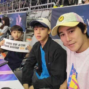 Jeong Tae-woo Instagram - NCT DREAM TOUR

아이둘 데리고 아이돌 콘서트

내가 따라 부를 수 있는 노래는 
요거 하나 -캔디-

너희들이 즐겁다면 난 기쁘다 😄

#nctdream #고척스카이돔 #시즈니
너무나 질서정연한 팬문화에 다시 한번 놀람 🤩