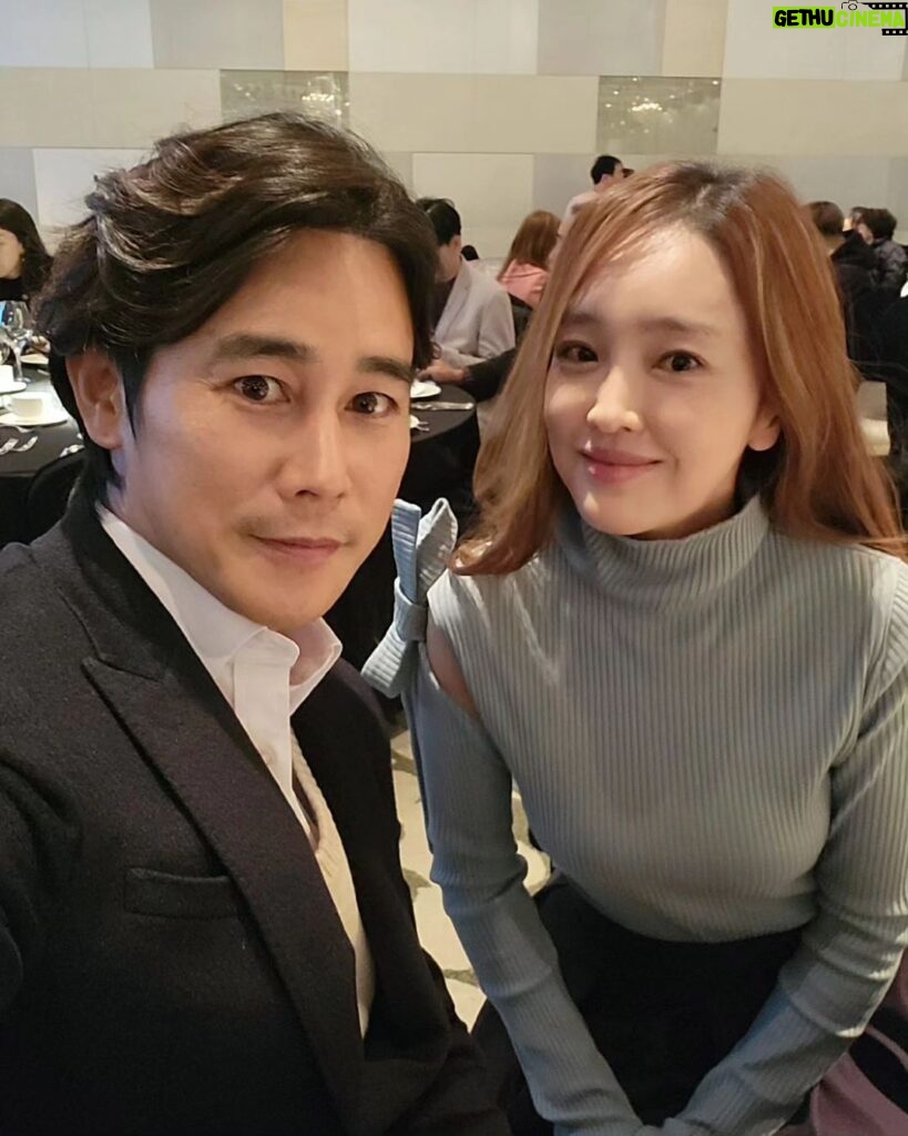 Jeong Tae-woo Instagram - 아내가 비행을 그만두어 좋은 점은.. 이제는 지인들의 결혼식에 함께 참석하여 축복해 줄 수 있다는 거 💕 #결혼식 #하객커플