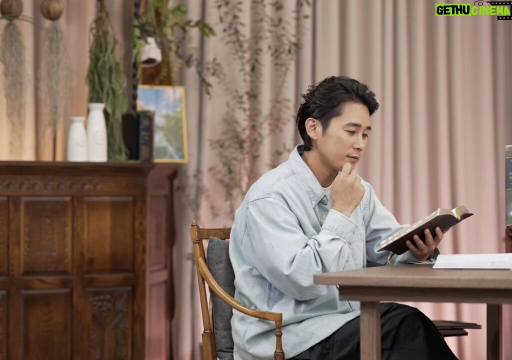 Jeong Tae-woo Instagram - #잇쉬의서재 더 풍성해진 기독저자와 책 이야기를 만나보아요. #독서의계절 #전능자의그늘 #영광의문