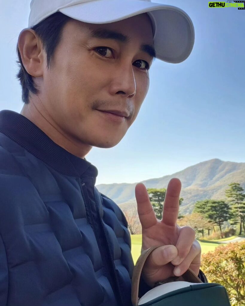 Jeong Tae-woo Instagram - 행운의 eagle 생애에 한번 기록하기 어렵다는 샷 이글을 하니 기분은 참 좋구만 😊 홀컵 안에서 공도 웃고 있더라구 ㅎㅎ