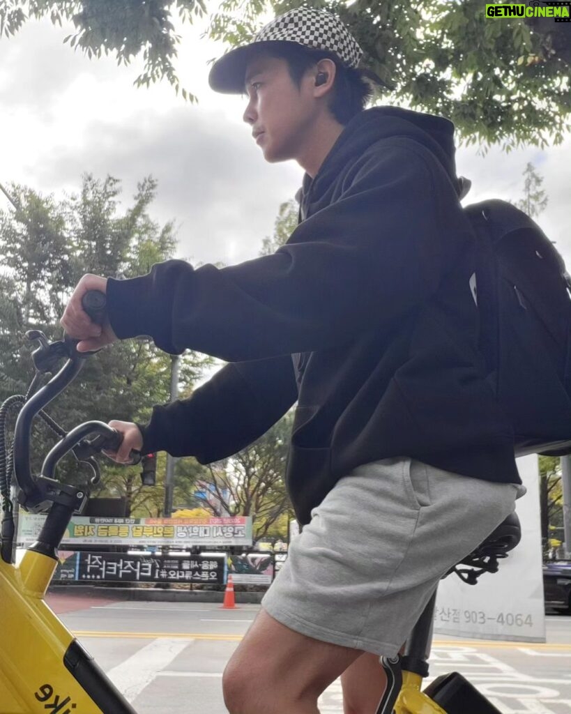 Jeong Tae-woo Instagram - 반바지에 후드티 그리고 자전거 이 가을이 조금만 더 머무르면 좋겠다 🍁🍂 #집에서사무실까지 #카카오바이크