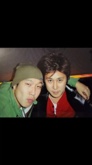 Jeong Tae-woo Instagram - 이랬는데 요래 댔슴당 😁
@quanhaha79 
20년 전이나 지금이나..
우리 많이 안 변했지?

#논스톱3 #하하 #정태우