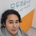 Jeong Tae-woo Instagram - 소리로 세상을 보는 소년과 나비 날개와 같은 큰 귀를 가진 소녀가 자신이 원하는 모습을 되찾기 위해 떠나는 여행기 동화같은 이야기와 음악으로 인간의 다름을 이야기하고 장애를 재해석 하고자 하는 공연입니다. 제가 하는 공연이어서 자랑하는게 아니라 많은 분들이 봤으면 하는 참 따뜻한 공연입니다. 근데 공연기간이 짧아서 너무 아쉽고 벌써 매진이어서 아쉽습니다. 앵콜 가즈아~~~ #푸른나비의숲 #모두예술극장