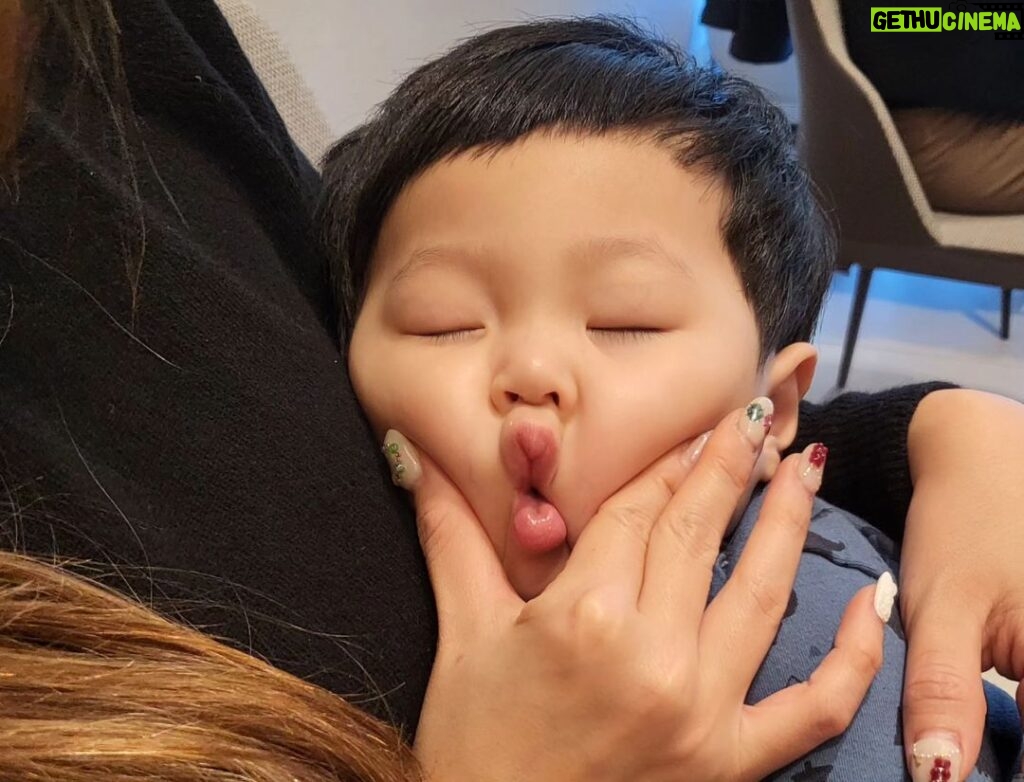 Jeong Tae-woo Instagram - 포토타임 확실히 주시는 조카님 그리고는 한복 벗자마자 뻗으신 조카님 첫돌을 축하합니다 조카님 💕