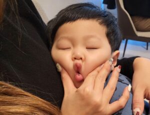 Jeong Tae-woo Instagram - 포토타임 확실히 주시는 조카님
그리고는 한복 벗자마자 뻗으신 조카님

첫돌을 축하합니다 조카님 💕