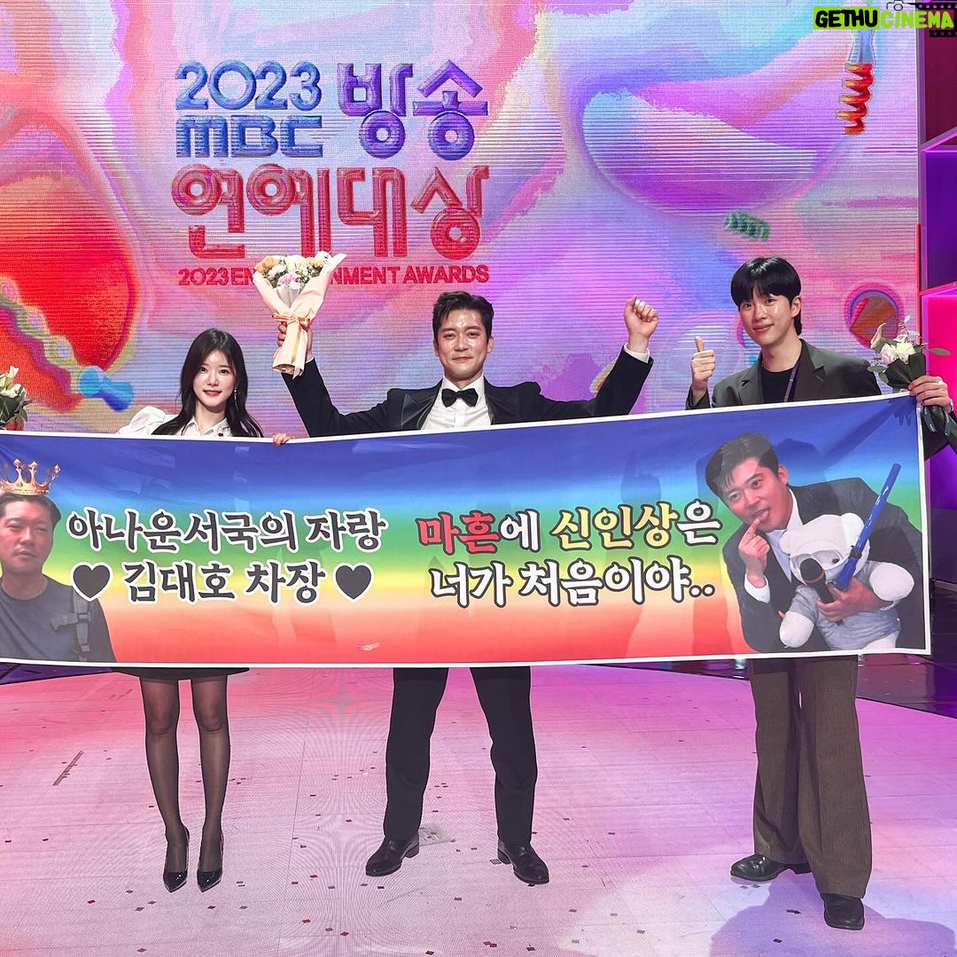 Jeong Young-han - 3.3K Likes - 같은 공간에서 TV 속 스타들의 육성을 듣다니.
그보다 벅찼던 건, 사랑과 진심이 느껴지는 제작진들의 함성.
예능인들은 기운 자체가 다르구나 실감했다.
13년 차 대호 선배님의 신인상과 초롱 선배님의 특별상.
올해는 유난히 아나운서 선배님들이 더 많이 보여 뿌듯했다.
부러움이나 동기부여를 떠나 그냥 좋았다.
방송업계만큼 일을 사랑하는 사람들이 많은 분야가 또 있을까.
프로그램을 축하하는 프로그램을 위해 그와중에 또 분투하는 제작진들까지, 3시간짜리 명화 한 편을 보고 나온 듯한 여운.
사전 시상으로 숟가락 얹은 것도 재밌었다😂