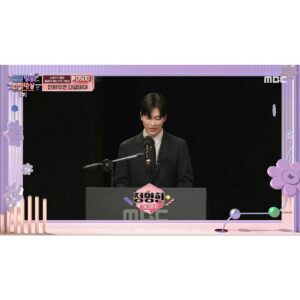 Jeong Young-han Instagram - 같은 공간에서 TV 속 스타들의 육성을 듣다니.
그보다 벅찼던 건, 사랑과 진심이 느껴지는 제작진들의 함성.
예능인들은 기운 자체가 다르구나 실감했다.

13년 차 대호 선배님의 신인상과 초롱 선배님의 특별상.
올해는 유난히 아나운서 선배님들이 더 많이 보여 뿌듯했다.

부러움이나 동기부여를 떠나 그냥 좋았다.
방송업계만큼 일을 사랑하는 사람들이 많은 분야가 또 있을까.
프로그램을 축하하는 프로그램을 위해 그와중에 또 분투하는 제작진들까지, 3시간짜리 명화 한 편을 보고 나온 듯한 여운.

사전 시상으로 숟가락 얹은 것도 재밌었다😂