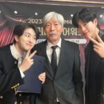 Jeong Young-han Instagram - DJ로 한 달을 채 채우지 못했고 솔직히 아직 매일이 시험 보는 기분이다. 라디오 DJ로서 내공을 쌓아가는 방향에 있어서 내 프로그램 PD선배는 늘 배쌤을 예시로 들곤 하셨다. 그리고 오늘 잠깐 코너를 같이 진행한 것만으로 단번에 느낀 게 많았다. 굉장한 수업. 내가 태어나기 전부터 MBC DJ셨던 선생님과 인생네컷 찍은 것도 신기했는데 앞에서 I AM까지 출 줄이야.. DJ후배 된 명목으로 동갑내기 선배 영재랑 멋진 척 한 사진도 침투 두데❤️🙇🏻