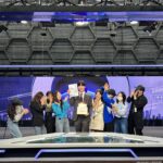Jeong Young-han Instagram - 1년 6개월간의 강제 미라클모닝이 끝났다. 입사 이후 처음 맡게 된 TV와 라디오, 뉴스투데이와 세아침에 마침표를 찍고 저녁 시간대로 이사를 가게 됐다. 1년 안에 유머 페이지 한 번 올라가 보겠다고 뉴스 중에 푸드덕 거린 게.. 첫 주에 밈이 되더니 졸지에 한국보다 대만에서 더 잘 알려진 아나운서가 되기도 했고, 그래도 단순히 신입 아나운서라는 타이틀에서 벗어나자는 소정의 목표도 빠르게 이룰 수 있었다. 사실 처음에는 보도국만 들어서면 괜히 쫄아서 숨이 턱턱 막히기도 했는데 한번은 알콜프리를 추던 중 마이크가 날아가는 방송사고가 있었는데도 오히려 웃겼다며, 말 그대로 “막내 하고 싶은 거 다 해”를 선사해 주신 아침 뉴스팀 선배들이 여전히 고맙고 존경스럽다. 덕분에 사실 무게감 있는 프로그램들 맡고 싶어서 아나운서로 전직했다는 말을 아무도 안 믿게 됐지만, 일단 뭐라도 해서 알려지고 보자는 마음가짐을 갖추기엔 더 없이 행복했던 첫 단추였다. 여러 굵직한 프로젝트들을 10월에 동시에 매듭짓게 되면서 자체적으로 아나운서 생활 시즌2를 선언하기로 했는데 춤추는 아나운서와 AI보이스보다 더 정영한 다운 시즌2를 기대해 주시길..👏🙇🏻 MBC