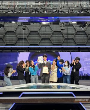 Jeong Young-han Instagram - 1년 6개월간의 강제 미라클모닝이 끝났다.

입사 이후 처음 맡게 된 TV와 라디오, 뉴스투데이와 세아침에 마침표를 찍고 저녁 시간대로 이사를 가게 됐다.

1년 안에 유머 페이지 한 번 올라가 보겠다고 뉴스 중에 푸드덕 거린 게.. 첫 주에 밈이 되더니 졸지에 한국보다 대만에서 더 잘 알려진 아나운서가 되기도 했고, 그래도 단순히 신입 아나운서라는 타이틀에서 벗어나자는 소정의 목표도 빠르게 이룰 수 있었다.

사실 처음에는 보도국만 들어서면 괜히 쫄아서 숨이 턱턱 막히기도 했는데 

한번은 알콜프리를 추던 중 마이크가 날아가는 방송사고가 있었는데도 오히려 웃겼다며, 말 그대로 “막내 하고 싶은 거 다 해”를 선사해 주신 아침 뉴스팀 선배들이 여전히 고맙고 존경스럽다.

덕분에 사실 무게감 있는 프로그램들 맡고 싶어서 아나운서로 전직했다는 말을 아무도 안 믿게 됐지만, 일단 뭐라도 해서 알려지고 보자는 마음가짐을 갖추기엔 더 없이 행복했던 첫 단추였다.

여러 굵직한 프로젝트들을 10월에 동시에 매듭짓게 되면서 자체적으로 아나운서 생활 시즌2를 선언하기로 했는데

춤추는 아나운서와 AI보이스보다 더 정영한 다운 시즌2를 기대해 주시길..👏🙇🏻