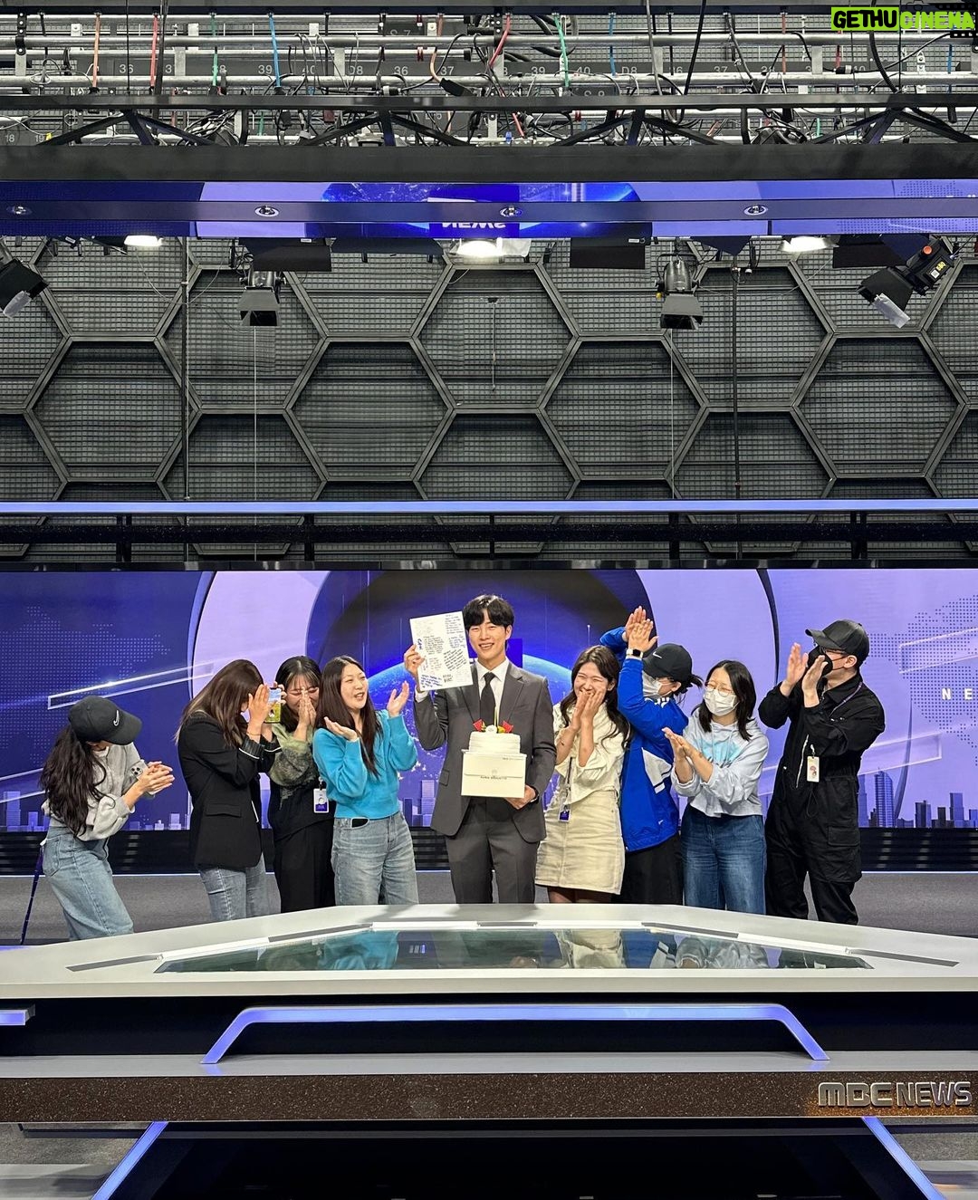 Jeong Young-han - 4.2K Likes - 1년 6개월간의 강제 미라클모닝이 끝났다.
입사 이후 처음 맡게 된 TV와 라디오, 뉴스투데이와 세아침에 마침표를 찍고 저녁 시간대로 이사를 가게 됐다.
1년 안에 유머 페이지 한 번 올라가 보겠다고 뉴스 중에 푸드덕 거린 게.. 첫 주에 밈이 되더니 졸지에 한국보다 대만에서 더 잘 알려진 아나운서가 되기도 했고, 그래도 단순히 신입 아나운서라는 타이틀에서 벗어나자는 소정의 목표도 빠르게 이룰 수 있었다.
사실 처음에는 보도국만 들어서면 괜히 쫄아서 숨이 턱턱 막히기도 했는데
한번은 알콜프리를 추던 중 마이크가 날아가는 방송사고가 있었는데도 오히려 웃겼다며, 말 그대로 “막내 하고 싶은 거 다 해”를 선사해 주신 아침 뉴스팀 선배들이 여전히 고맙고 존경스럽다.
덕분에 사실 무게감 있는 프로그램들 맡고 싶어서 아나운서로 전직했다는 말을 아무도 안 믿게 됐지만, 일단 뭐라도 해서 알려지고 보자는 마음가짐을 갖추기엔 더 없이 행복했던 첫 단추였다.
여러 굵직한 프로젝트들을 10월에 동시에 매듭짓게 되면서 자체적으로 아나운서 생활 시즌2를 선언하기로 했는데
춤추는 아나운서와 AI보이스보다 더 정영한 다운 시즌2를 기대해 주시길..👏🙇🏻