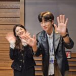 Jeong Young-han Instagram - 1년 6개월간의 강제 미라클모닝이 끝났다. 입사 이후 처음 맡게 된 TV와 라디오, 뉴스투데이와 세아침에 마침표를 찍고 저녁 시간대로 이사를 가게 됐다. 1년 안에 유머 페이지 한 번 올라가 보겠다고 뉴스 중에 푸드덕 거린 게.. 첫 주에 밈이 되더니 졸지에 한국보다 대만에서 더 잘 알려진 아나운서가 되기도 했고, 그래도 단순히 신입 아나운서라는 타이틀에서 벗어나자는 소정의 목표도 빠르게 이룰 수 있었다. 사실 처음에는 보도국만 들어서면 괜히 쫄아서 숨이 턱턱 막히기도 했는데 한번은 알콜프리를 추던 중 마이크가 날아가는 방송사고가 있었는데도 오히려 웃겼다며, 말 그대로 “막내 하고 싶은 거 다 해”를 선사해 주신 아침 뉴스팀 선배들이 여전히 고맙고 존경스럽다. 덕분에 사실 무게감 있는 프로그램들 맡고 싶어서 아나운서로 전직했다는 말을 아무도 안 믿게 됐지만, 일단 뭐라도 해서 알려지고 보자는 마음가짐을 갖추기엔 더 없이 행복했던 첫 단추였다. 여러 굵직한 프로젝트들을 10월에 동시에 매듭짓게 되면서 자체적으로 아나운서 생활 시즌2를 선언하기로 했는데 춤추는 아나운서와 AI보이스보다 더 정영한 다운 시즌2를 기대해 주시길..👏🙇🏻 MBC