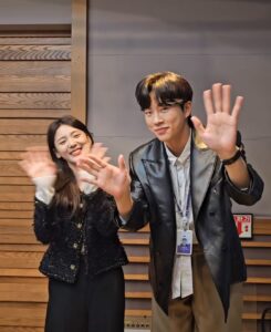 Jeong Young-han Instagram - 1년 6개월간의 강제 미라클모닝이 끝났다. 입사 이후 처음 맡게 된 TV와 라디오, 뉴스투데이와 세아침에 마침표를 찍고 저녁 시간대로 이사를 가게 됐다. 1년 안에 유머 페이지 한 번 올라가 보겠다고 뉴스 중에 푸드덕 거린 게.. 첫 주에 밈이 되더니 졸지에 한국보다 대만에서 더 잘 알려진 아나운서가 되기도 했고, 그래도 단순히 신입 아나운서라는 타이틀에서 벗어나자는 소정의 목표도 빠르게 이룰 수 있었다. 사실 처음에는 보도국만 들어서면 괜히 쫄아서 숨이 턱턱 막히기도 했는데 한번은 알콜프리를 추던 중 마이크가 날아가는 방송사고가 있었는데도 오히려 웃겼다며, 말 그대로 “막내 하고 싶은 거 다 해”를 선사해 주신 아침 뉴스팀 선배들이 여전히 고맙고 존경스럽다. 덕분에 사실 무게감 있는 프로그램들 맡고 싶어서 아나운서로 전직했다는 말을 아무도 안 믿게 됐지만, 일단 뭐라도 해서 알려지고 보자는 마음가짐을 갖추기엔 더 없이 행복했던 첫 단추였다. 여러 굵직한 프로젝트들을 10월에 동시에 매듭짓게 되면서 자체적으로 아나운서 생활 시즌2를 선언하기로 했는데 춤추는 아나운서와 AI보이스보다 더 정영한 다운 시즌2를 기대해 주시길..👏🙇🏻 MBC