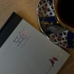 Jeong Young-han Instagram - 소설 쓰듯 살아간다며 책과 강연에서 떠들면서도 문학과 거리 먼 호흡으로 사는 요즘. 자기계발서에 잔뜩 취해가던 터라 달라진 입맛으로 꾸역꾸역 읽는데 잔뜩 부푼 자신감 속 헛헛함이 풀리는 듯했다. 일부러라도 바쁜 척이 필요한 나날 중의 쉼