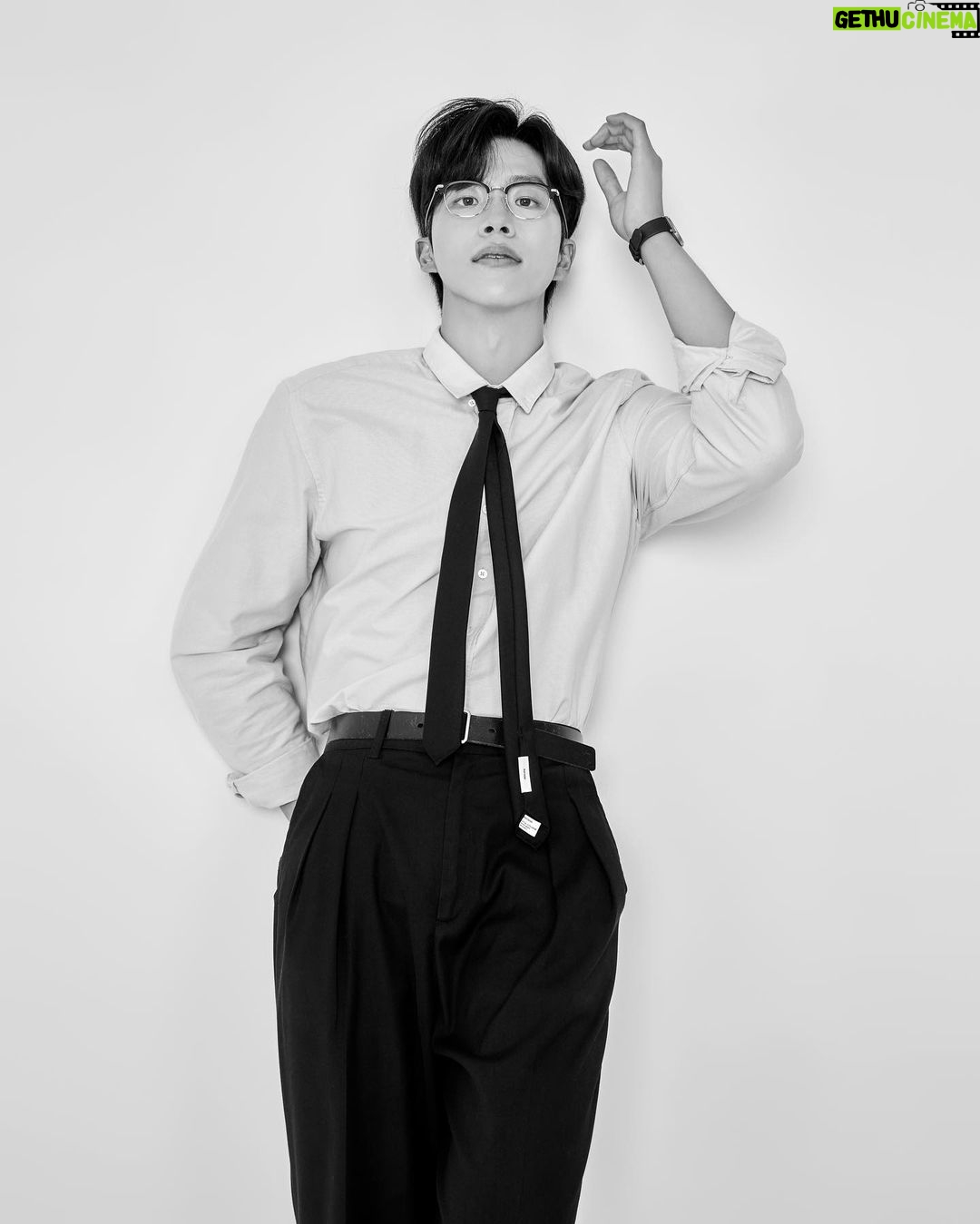 Jeong Young-han - 3.3K Likes - 구독자 5만 달성 명목으로
내용과 무관한 멋진척 초과 사진 올려봅니다
올해 목표였는데 한 분기 빨리 달성할 수 있도록 관심 가져주신 모든 구독자 분들께 감사드립니다🙇🏻
일상 브이로그라 다소 민망하니까 지인분들의 구독까지는 바라지 않습니다. 그냥 멀리서 응원해주세요😂
*이모저모 일이 많아서 업로드가 좀 더뎌졌을 땐 ‘뉴스안하니’에서! @mbc_announcer_official