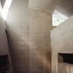 Jeong Young-han Instagram - 🎞️ 2023.8 Naoshima1 살아생전 한번은 가보겠다는 걸 한 달 만에 날아갈 줄은 몰랐다. 지난 달, 뮤지엄 산 전시 보고 매료되어 바로 항공권 끊고 연차 써서 찾아간 빛을 품은 건축가, 안도다다오 다카마쓰에서 배를 타고 30분, 산업 폐기물 처리장으로 전락한 섬에 예술가들이 생명을 불어넣은 나오시마 프로젝트 전기 자전거 한 대 빌려, 안도가 지은 미술관들을 쏘다니다 보면 클로드 모네, 제임스 터렐, 이우환까지 마주할 수 있다. 최근 절반이 한국 여행자로 뒤덮인 일본 관광지에서 벗어나 조용히 사색하기 더할 나위 없음은 덤. Naoshima, Kagawa