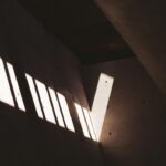 Jeong Young-han Instagram - 🎞️ 2023.8 Naoshima1 살아생전 한번은 가보겠다는 걸 한 달 만에 날아갈 줄은 몰랐다. 지난 달, 뮤지엄 산 전시 보고 매료되어 바로 항공권 끊고 연차 써서 찾아간 빛을 품은 건축가, 안도다다오 다카마쓰에서 배를 타고 30분, 산업 폐기물 처리장으로 전락한 섬에 예술가들이 생명을 불어넣은 나오시마 프로젝트 전기 자전거 한 대 빌려, 안도가 지은 미술관들을 쏘다니다 보면 클로드 모네, 제임스 터렐, 이우환까지 마주할 수 있다. 최근 절반이 한국 여행자로 뒤덮인 일본 관광지에서 벗어나 조용히 사색하기 더할 나위 없음은 덤. Naoshima, Kagawa