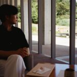 Jeong Young-han Instagram - 🎞️ 2023.8 Naoshima1 살아생전 한번은 가보겠다는 걸 한 달 만에 날아갈 줄은 몰랐다. 지난 달, 뮤지엄 산 전시 보고 매료되어 바로 항공권 끊고 연차 써서 찾아간 빛을 품은 건축가, 안도다다오 다카마쓰에서 배를 타고 30분, 산업 폐기물 처리장으로 전락한 섬에 예술가들이 생명을 불어넣은 나오시마 프로젝트 전기 자전거 한 대 빌려, 안도가 지은 미술관들을 쏘다니다 보면 클로드 모네, 제임스 터렐, 이우환까지 마주할 수 있다. 최근 절반이 한국 여행자로 뒤덮인 일본 관광지에서 벗어나 조용히 사색하기 더할 나위 없음은 덤. Naoshima, Kagawa