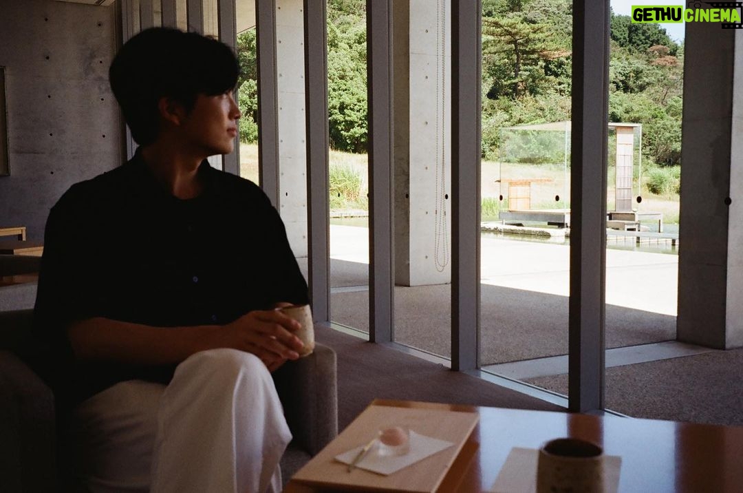 Jeong Young-han Instagram - ๐๏ธ 2023.8 Naoshima1 ์ด์์์ ํ๋ฒ์ ๊ฐ๋ณด๊ฒ ๋ค๋ ๊ฑธ ํ ๋ฌ ๋ง์ ๋ ์๊ฐ ์ค์ ๋ชฐ๋๋ค. ์ง๋ ๋ฌ, ๋ฎค์ง์ ์ฐ ์ ์ ๋ณด๊ณ ๋งค๋ฃ๋์ด ๋ฐ๋ก ํญ๊ณต๊ถ ๋๊ณ ์ฐ์ฐจ ์จ์ ์ฐพ์๊ฐ ๋น์ ํ์ ๊ฑด์ถ๊ฐ, ์๋๋ค๋ค์ค ๋ค์นด๋ง์ฐ์์ ๋ฐฐ๋ฅผ ํ๊ณ 30๋ถ, ์ฐ์
ํ๊ธฐ๋ฌผ ์ฒ๋ฆฌ์ฅ์ผ๋ก ์ ๋ฝํ ์ฌ์ ์์ ๊ฐ๋ค์ด ์๋ช
์ ๋ถ์ด๋ฃ์ ๋์ค์๋ง ํ๋ก์ ํธ ์ ๊ธฐ ์์ ๊ฑฐ ํ ๋ ๋น๋ ค, ์๋๊ฐ ์ง์ ๋ฏธ์ ๊ด๋ค์ ์๋ค๋๋ค ๋ณด๋ฉด ํด๋ก๋ ๋ชจ๋ค, ์ ์์ค ํฐ๋ , ์ด์ฐํ๊น์ง ๋ง์ฃผํ ์ ์๋ค. ์ต๊ทผ ์ ๋ฐ์ด ํ๊ตญ ์ฌํ์๋ก ๋ค๋ฎ์ธ ์ผ๋ณธ ๊ด๊ด์ง์์ ๋ฒ์ด๋ ์กฐ์ฉํ ์ฌ์ํ๊ธฐ ๋ํ ๋์ ์์์ ๋ค. Naoshima, Kagawa