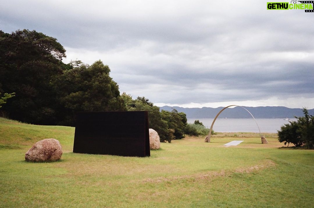 Jeong Young-han Instagram - ๐๏ธ 2023.8 Naoshima1 ์ด์์์ ํ๋ฒ์ ๊ฐ๋ณด๊ฒ ๋ค๋ ๊ฑธ ํ ๋ฌ ๋ง์ ๋ ์๊ฐ ์ค์ ๋ชฐ๋๋ค. ์ง๋ ๋ฌ, ๋ฎค์ง์ ์ฐ ์ ์ ๋ณด๊ณ ๋งค๋ฃ๋์ด ๋ฐ๋ก ํญ๊ณต๊ถ ๋๊ณ ์ฐ์ฐจ ์จ์ ์ฐพ์๊ฐ ๋น์ ํ์ ๊ฑด์ถ๊ฐ, ์๋๋ค๋ค์ค ๋ค์นด๋ง์ฐ์์ ๋ฐฐ๋ฅผ ํ๊ณ 30๋ถ, ์ฐ์
ํ๊ธฐ๋ฌผ ์ฒ๋ฆฌ์ฅ์ผ๋ก ์ ๋ฝํ ์ฌ์ ์์ ๊ฐ๋ค์ด ์๋ช
์ ๋ถ์ด๋ฃ์ ๋์ค์๋ง ํ๋ก์ ํธ ์ ๊ธฐ ์์ ๊ฑฐ ํ ๋ ๋น๋ ค, ์๋๊ฐ ์ง์ ๋ฏธ์ ๊ด๋ค์ ์๋ค๋๋ค ๋ณด๋ฉด ํด๋ก๋ ๋ชจ๋ค, ์ ์์ค ํฐ๋ , ์ด์ฐํ๊น์ง ๋ง์ฃผํ ์ ์๋ค. ์ต๊ทผ ์ ๋ฐ์ด ํ๊ตญ ์ฌํ์๋ก ๋ค๋ฎ์ธ ์ผ๋ณธ ๊ด๊ด์ง์์ ๋ฒ์ด๋ ์กฐ์ฉํ ์ฌ์ํ๊ธฐ ๋ํ ๋์ ์์์ ๋ค. Naoshima, Kagawa