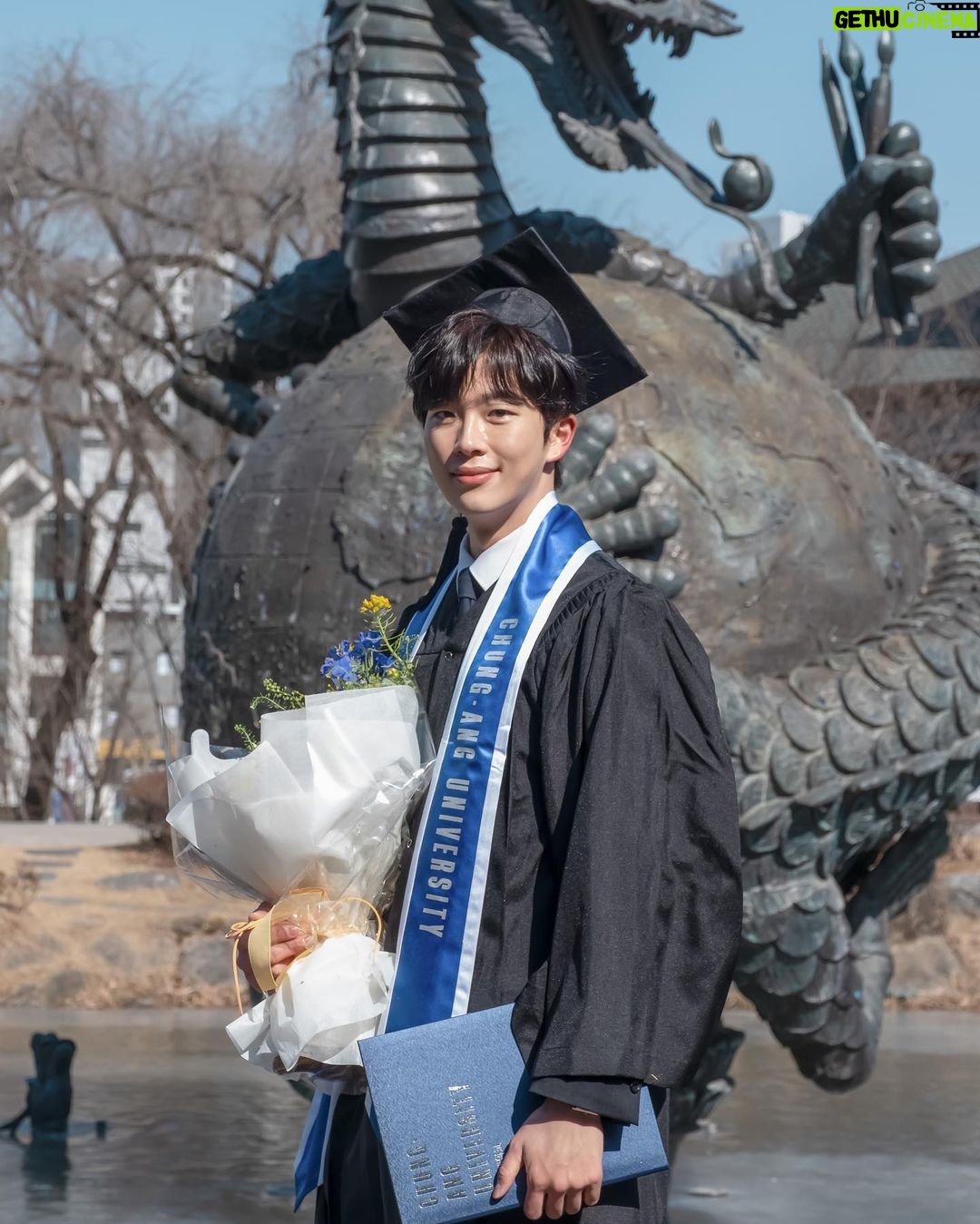 Jeong Young-han - 11.3K Likes - 2015.3~2022.2🎓
극적인 조기졸업 작전 덕에
8년 차 학부 신세는 면했습니다.
⠀
우여곡절 많았던 3년 만의 입시
예상치 못했던 6년 만의 입사
⠀
결국 늘 제자리를 찾아 갔기에
감사하기 그지 없으나
앞으로는 얼마나 더 파란만장 할지요.
⠀
과정에 함께 해주신 모두에게 감사하며
저도 이제 방학 없는 삶을 시작합니다!
⠀
😂