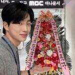 Jeong Young-han Instagram - 어딜 내놓아도 부끄러운 MBC막내아들 여전히 잘 설치고 다니는 중 10억50점, 1등 상품으로 아나운서국 선배님들의 관심과 눈치를 선물(?)해 주신 두데 사랑합니다. ”@bahksoyoung , 정영한에게 10억까지 빌려줄 수 있어...“ P.S 화환 활용방법 추천받음
