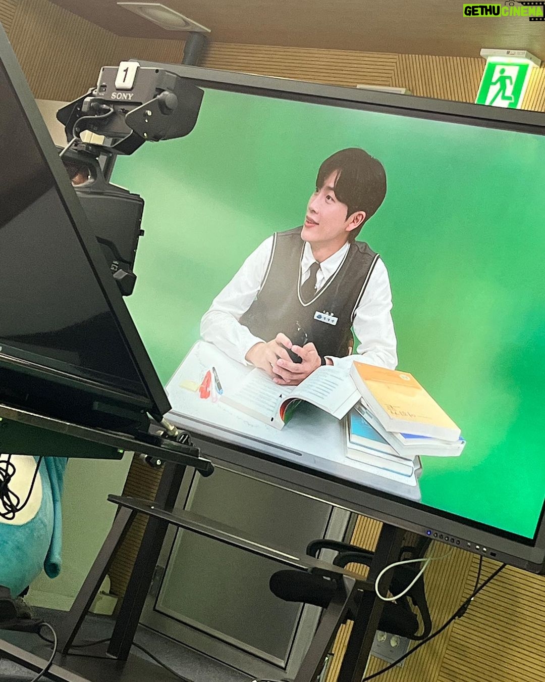 Jeong Young-han Instagram - 2년차 막내 아나운서의 2023-2분기 톺아보기 1. 피지컬100 이어 피의게임2 더빙했습니다. 제법 변조되었음에도 알아 보신 분들의 귀썰미에 감동.. 2. 문명특급 무작정 쳐들어간 나비효과, 매주 수요일 두시의 데이트 고정 게스트 되어버림 3. 홈즈는의뢰인으로 나가고 싶었는데 (여전히) 200회 특집으로 깨알 첫출연 4. 회사일 못지 않게 삶의 활력을 주는 ‘류딘스’ 계급장 내려놓고 시원하게 MZ토크 합니다. 졸지에 의형제를 맺어버린 셋. 5. 강제 미라클모닝 2년차 갓생갓생 외치고 다니다보니 회사에서 강연도 시켜줍니다. 국내 최고 전문가는 의문이지만 기분은 좋았음. 6. 출발비디오 여행 진행자 명분 덕으로 지무비님과 백상예술대상 이벤트 진행했습니다. 피디•작가님, 저도 병맛 두 스푼만 더 넣어주시면 안될까요? 7. 멍때리기 대회 나갔습니다. 한 시간 동안 가만히 앉아서 아무것도 안 해본 건 육군훈련소 이후 처음. 덕분에 데스크에도 얼굴 비침. 8. 중앙대학교 입학처 영상 찍는데 제법 풋풋해보여서 끼워넣음 9. 뉴스안하니 대망의 실버버튼 1년만에 구독자가 3배나 늘었습니다. 경력이라곤 여미PD가 전부였던 저는 최종 면접 때, 아나듀서(아나운서+프로듀서)의 시대가 올 거라고 객기부렸는데 자체 제작에도 열과 성을 다하는 M아나운서국 자랑스럽습니다. 10. 뒤숭숭한 마음에 역마살이 도져서 밤도깨비 여행 중독자가 됐었는데, 3분기에는 밀린 잠 좀 채우면서 평안히 보내보려 합니다. MBC