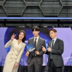 Jeong Young-han Instagram - 1년 6개월간의 강제 미라클모닝이 끝났다. 입사 이후 처음 맡게 된 TV와 라디오, 뉴스투데이와 세아침에 마침표를 찍고 저녁 시간대로 이사를 가게 됐다. 1년 안에 유머 페이지 한 번 올라가 보겠다고 뉴스 중에 푸드덕 거린 게.. 첫 주에 밈이 되더니 졸지에 한국보다 대만에서 더 잘 알려진 아나운서가 되기도 했고, 그래도 단순히 신입 아나운서라는 타이틀에서 벗어나자는 소정의 목표도 빠르게 이룰 수 있었다. 사실 처음에는 보도국만 들어서면 괜히 쫄아서 숨이 턱턱 막히기도 했는데 한번은 알콜프리를 추던 중 마이크가 날아가는 방송사고가 있었는데도 오히려 웃겼다며, 말 그대로 “막내 하고 싶은 거 다 해”를 선사해 주신 아침 뉴스팀 선배들이 여전히 고맙고 존경스럽다. 덕분에 사실 무게감 있는 프로그램들 맡고 싶어서 아나운서로 전직했다는 말을 아무도 안 믿게 됐지만, 일단 뭐라도 해서 알려지고 보자는 마음가짐을 갖추기엔 더 없이 행복했던 첫 단추였다. 여러 굵직한 프로젝트들을 10월에 동시에 매듭짓게 되면서 자체적으로 아나운서 생활 시즌2를 선언하기로 했는데 춤추는 아나운서와 AI보이스보다 더 정영한 다운 시즌2를 기대해 주시길..👏🙇🏻 MBC