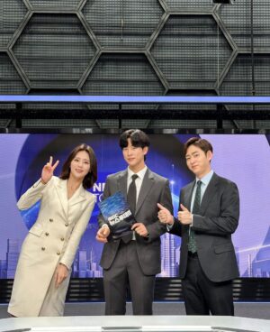 Jeong Young-han Instagram - 1년 6개월간의 강제 미라클모닝이 끝났다.

입사 이후 처음 맡게 된 TV와 라디오, 뉴스투데이와 세아침에 마침표를 찍고 저녁 시간대로 이사를 가게 됐다.

1년 안에 유머 페이지 한 번 올라가 보겠다고 뉴스 중에 푸드덕 거린 게.. 첫 주에 밈이 되더니 졸지에 한국보다 대만에서 더 잘 알려진 아나운서가 되기도 했고, 그래도 단순히 신입 아나운서라는 타이틀에서 벗어나자는 소정의 목표도 빠르게 이룰 수 있었다.

사실 처음에는 보도국만 들어서면 괜히 쫄아서 숨이 턱턱 막히기도 했는데 

한번은 알콜프리를 추던 중 마이크가 날아가는 방송사고가 있었는데도 오히려 웃겼다며, 말 그대로 “막내 하고 싶은 거 다 해”를 선사해 주신 아침 뉴스팀 선배들이 여전히 고맙고 존경스럽다.

덕분에 사실 무게감 있는 프로그램들 맡고 싶어서 아나운서로 전직했다는 말을 아무도 안 믿게 됐지만, 일단 뭐라도 해서 알려지고 보자는 마음가짐을 갖추기엔 더 없이 행복했던 첫 단추였다.

여러 굵직한 프로젝트들을 10월에 동시에 매듭짓게 되면서 자체적으로 아나운서 생활 시즌2를 선언하기로 했는데

춤추는 아나운서와 AI보이스보다 더 정영한 다운 시즌2를 기대해 주시길..👏🙇🏻
