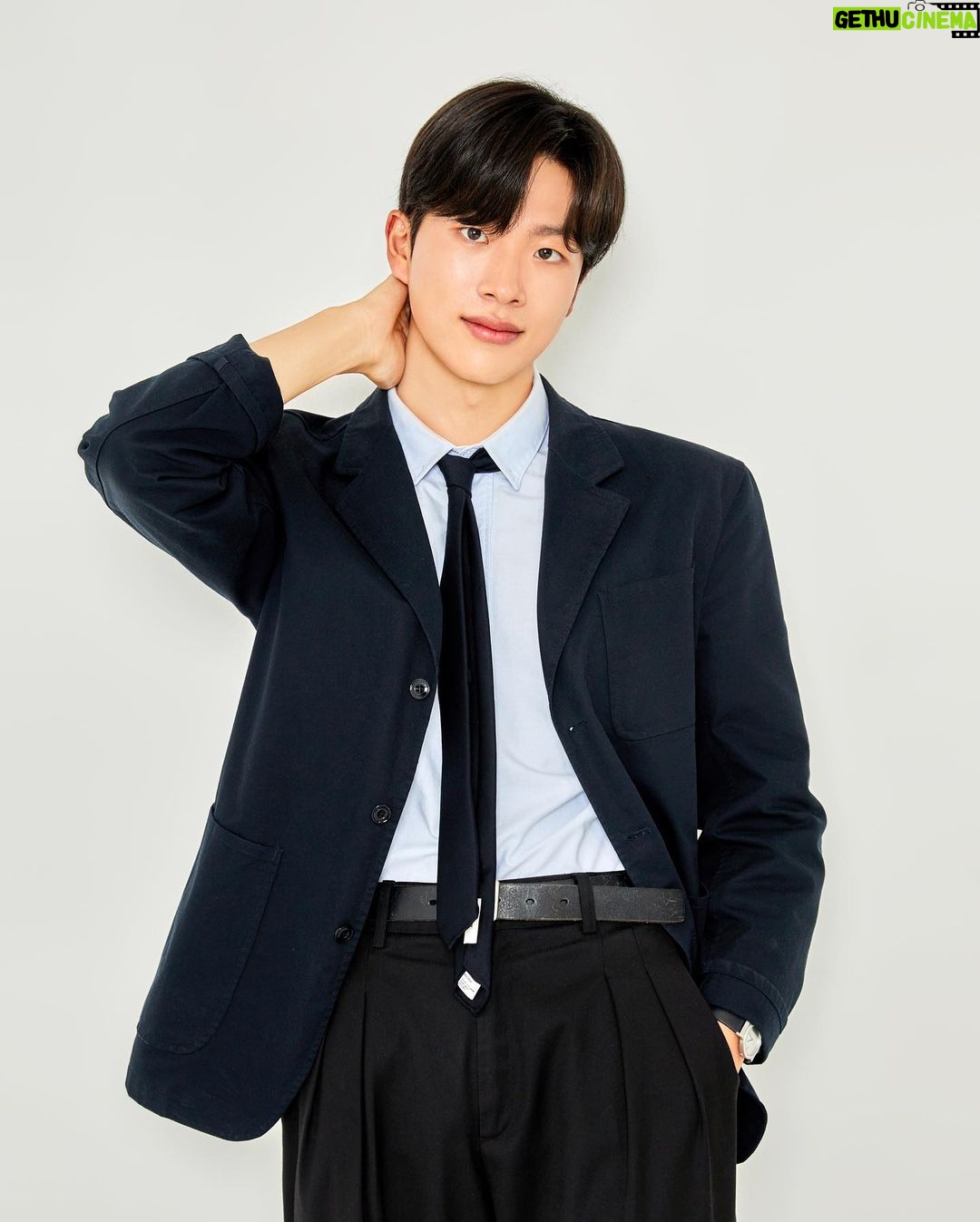 Jeong Young-han Instagram - 입사 1년 기념 새 프로필!