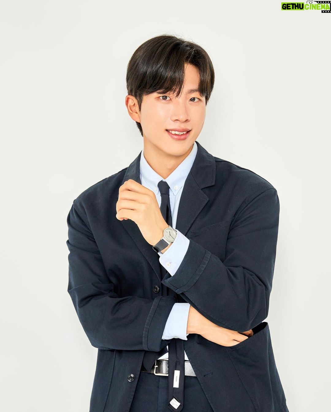 Jeong Young-han Instagram - 입사 1년 기념 새 프로필!