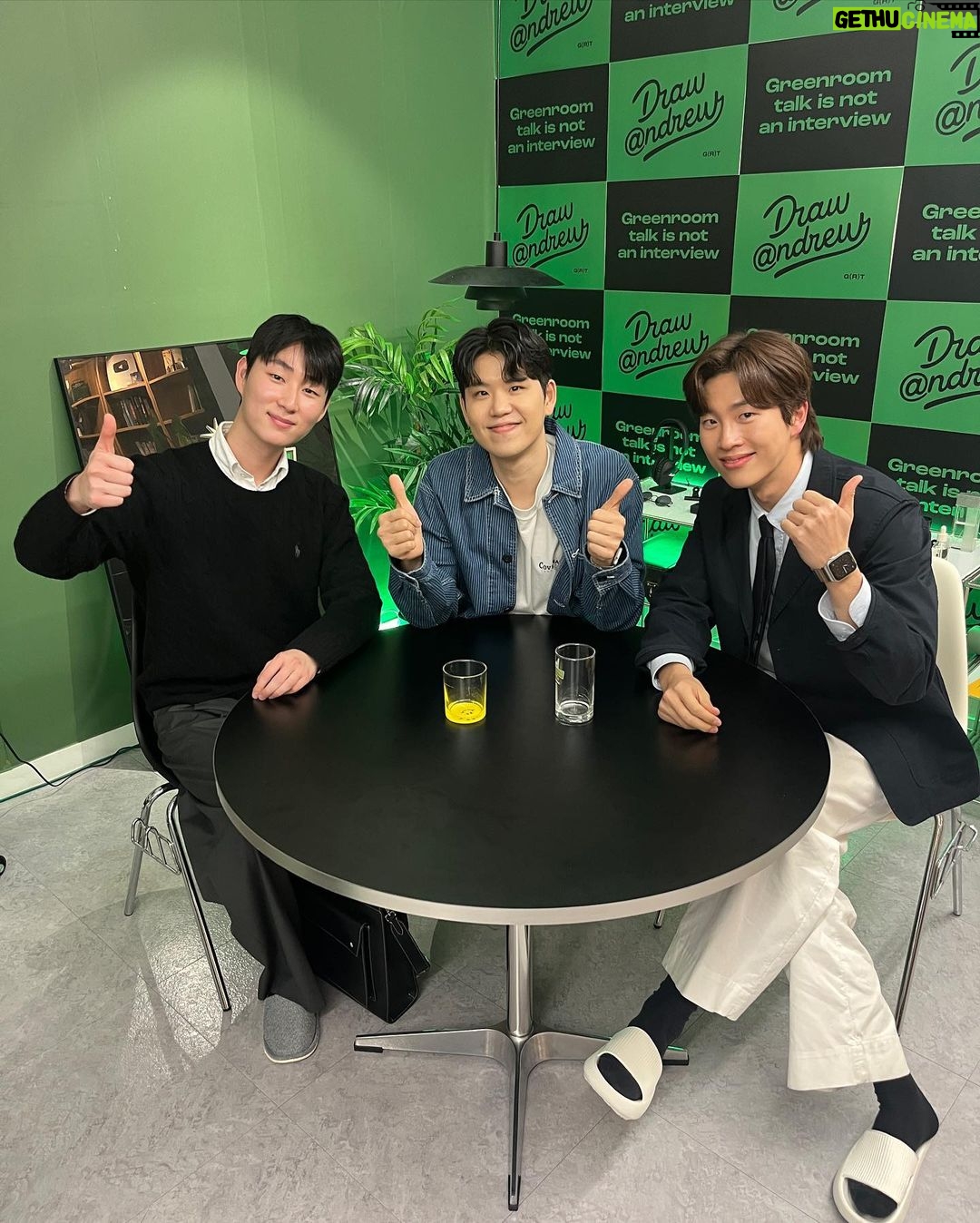 Jeong Young-han Instagram - 자랑하면 멋없고, 숨기면 아무도 모른다. 욕구와 민망함 사이에서 벌어지는 드러냄과 감춤의 싸움. 벌써 2023 1분기의 끝. 수습 해제, 첫 방송 1주년의 소회 기자로 일하는 진욱 형과 직업에 대해 이야기를 하던 도중, 가만히 일만 해도 세상에 우리가 일한 흔적들이 남는다는 게 참 좋다는 얘기를 나눈 적 있다. 아차 하면 박제된다는 그 점이 누군가에겐 부담이 될 수도 있지만, 언제든 꺼내볼 수 있다는 건 특장점이라 생각한다. 동시에 그러한 까닭으로 스스로 방송 나온 걸 굳이 SNS를 통해 티 내는 게 조금은 귀찮아지는 듯하다. 티비에 나오는 것도 점점 당연한 일처럼 여겨져서인지 괜히 드러내기 민망한 것도 사실이다. 오늘은 최고참 강재형 선배님께서 마지막 출근을 하셨다. 기념으로 동료들이 둘러앉아 그동안 선배님께서 맡아오신 프로그램들을 갈무리한 영상을 시청했다. 내가 태어나기도 전부터 쌓여온 기록들이었다. 스스로에겐 다소 민망한 구석이 있으셨을 지는 모르겠으나. 후임자의 입장에서 마냥 멋져 보이기만 했다. 그 영상이 아니면 기억조차 못 했을 일들. 가만히 있으면 중간은 간다는 말이 이제는 제법 미덕으로 느껴지지만, 근질거리는 관심 욕구와의 타협 끝에 분기별로라도 족적을 남기기로 했다. 중간만 유지하는 것도 대단한 일이지만 성에 찰 리 만무하다. 차라리 잔뜩 쪽팔리고 나중에 썰이라도 푸는 편이 닛지 않을까 싶다.🤣 MBC