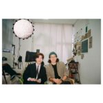 Jeong Young-han Instagram - 자랑하면 멋없고, 숨기면 아무도 모른다. 욕구와 민망함 사이에서 벌어지는 드러냄과 감춤의 싸움. 벌써 2023 1분기의 끝. 수습 해제, 첫 방송 1주년의 소회 기자로 일하는 진욱 형과 직업에 대해 이야기를 하던 도중, 가만히 일만 해도 세상에 우리가 일한 흔적들이 남는다는 게 참 좋다는 얘기를 나눈 적 있다. 아차 하면 박제된다는 그 점이 누군가에겐 부담이 될 수도 있지만, 언제든 꺼내볼 수 있다는 건 특장점이라 생각한다. 동시에 그러한 까닭으로 스스로 방송 나온 걸 굳이 SNS를 통해 티 내는 게 조금은 귀찮아지는 듯하다. 티비에 나오는 것도 점점 당연한 일처럼 여겨져서인지 괜히 드러내기 민망한 것도 사실이다. 오늘은 최고참 강재형 선배님께서 마지막 출근을 하셨다. 기념으로 동료들이 둘러앉아 그동안 선배님께서 맡아오신 프로그램들을 갈무리한 영상을 시청했다. 내가 태어나기도 전부터 쌓여온 기록들이었다. 스스로에겐 다소 민망한 구석이 있으셨을 지는 모르겠으나. 후임자의 입장에서 마냥 멋져 보이기만 했다. 그 영상이 아니면 기억조차 못 했을 일들. 가만히 있으면 중간은 간다는 말이 이제는 제법 미덕으로 느껴지지만, 근질거리는 관심 욕구와의 타협 끝에 분기별로라도 족적을 남기기로 했다. 중간만 유지하는 것도 대단한 일이지만 성에 찰 리 만무하다. 차라리 잔뜩 쪽팔리고 나중에 썰이라도 푸는 편이 닛지 않을까 싶다.🤣 MBC